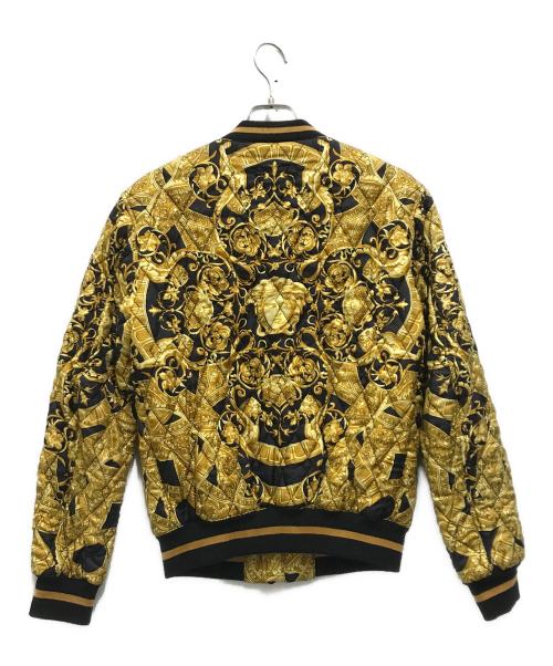 VERSACE（ヴェルサーチェ）VERSACE (ヴェルサーチェ) 総柄キルティングジャケット ゴールド×ブラック サイズ:44の古着・服飾アイテム