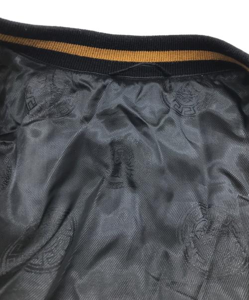 VERSACE（ヴェルサーチェ）VERSACE (ヴェルサーチェ) 総柄キルティングジャケット ゴールド×ブラック サイズ:44の古着・服飾アイテム