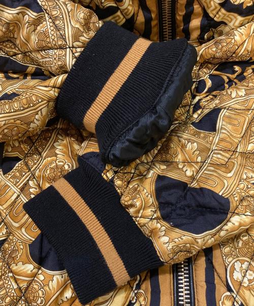 VERSACE（ヴェルサーチェ）VERSACE (ヴェルサーチェ) 総柄キルティングジャケット ゴールド×ブラック サイズ:44の古着・服飾アイテム