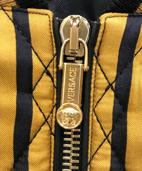 VERSACE（ヴェルサーチェ）VERSACE (ヴェルサーチェ) 総柄キルティングジャケット ゴールド×ブラック サイズ:44の古着・服飾アイテム