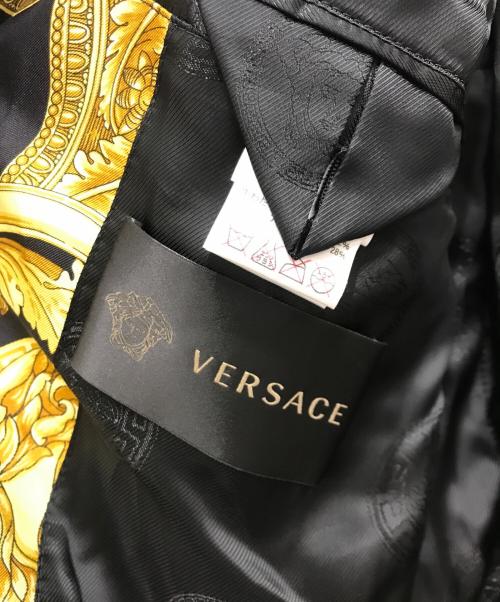 VERSACE（ヴェルサーチェ）VERSACE (ヴェルサーチェ) 総柄キルティングジャケット ゴールド×ブラック サイズ:44の古着・服飾アイテム