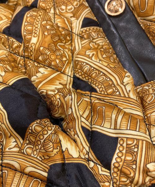 VERSACE（ヴェルサーチェ）VERSACE (ヴェルサーチェ) 総柄キルティングジャケット ゴールド×ブラック サイズ:44の古着・服飾アイテム