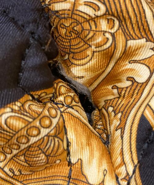 VERSACE（ヴェルサーチェ）VERSACE (ヴェルサーチェ) 総柄キルティングジャケット ゴールド×ブラック サイズ:44の古着・服飾アイテム