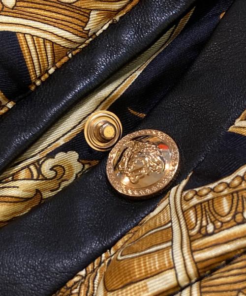 VERSACE（ヴェルサーチェ）VERSACE (ヴェルサーチェ) 総柄キルティングジャケット ゴールド×ブラック サイズ:44の古着・服飾アイテム