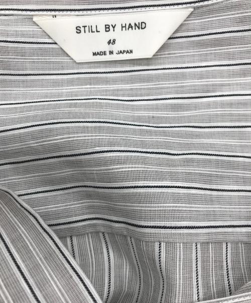 STILL BY HAND（スティルバイハンド）STILL BY HAND (スティルバイハンド) リネン混バンドカラーストライプシャツ グレー サイズ:48の古着・服飾アイテム