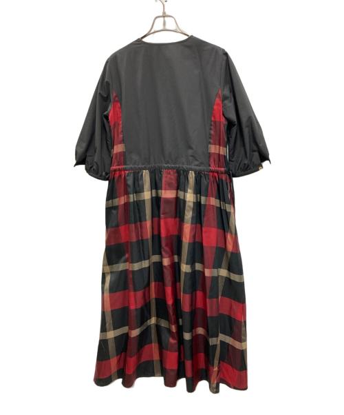 BLUE LABEL CRESTBRIDGE（ブルーレーベルクレストブリッジ）BLUE LABEL CRESTBRIDGE (ブルーレーベルクレストブリッジ) ハイカウンツピーチツイルワンピース ブラック×レッド サイズ:38の古着・服飾アイテム