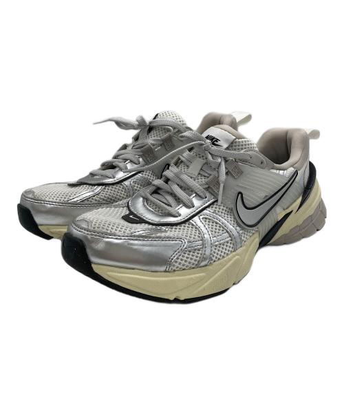 NIKE（ナイキ）NIKE (ナイキ) WMNS V2K RUN シルバー×ホワイト サイズ:25.5cmの古着・服飾アイテム