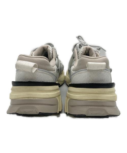 NIKE（ナイキ）NIKE (ナイキ) WMNS V2K RUN シルバー×ホワイト サイズ:25.5cmの古着・服飾アイテム