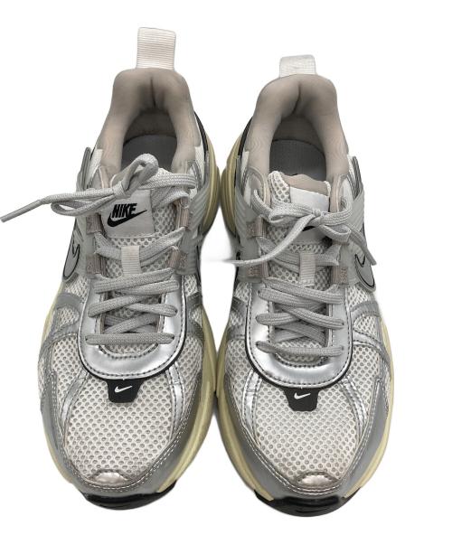 NIKE（ナイキ）NIKE (ナイキ) WMNS V2K RUN シルバー×ホワイト サイズ:25.5cmの古着・服飾アイテム
