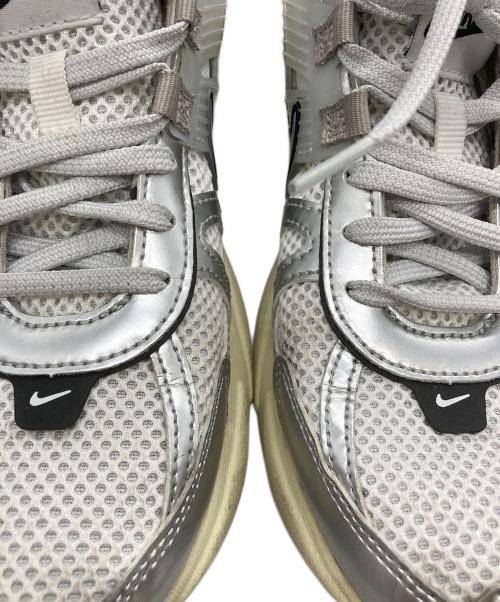 NIKE（ナイキ）NIKE (ナイキ) WMNS V2K RUN シルバー×ホワイト サイズ:25.5cmの古着・服飾アイテム