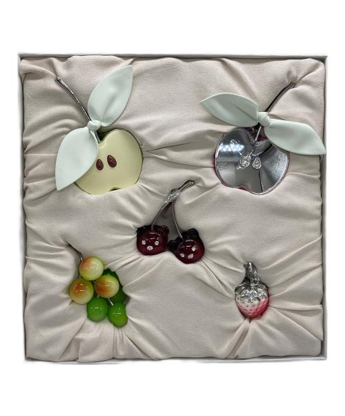 CHARLES & KEITH（チャールズアンドキース）CHARLES & KEITH (チャールズ＆キース) YVMIN アリー ルーシュドスラウチーノットバッグ&フルーツチャームセット グリーンの古着・服飾アイテム