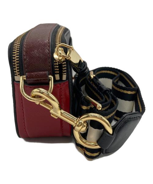 MARC JACOBS（マークジェイコブス）MARC JACOBS (マークジェイコブス) スナップショットショルダーバッグ ブラック×レッドの古着・服飾アイテム