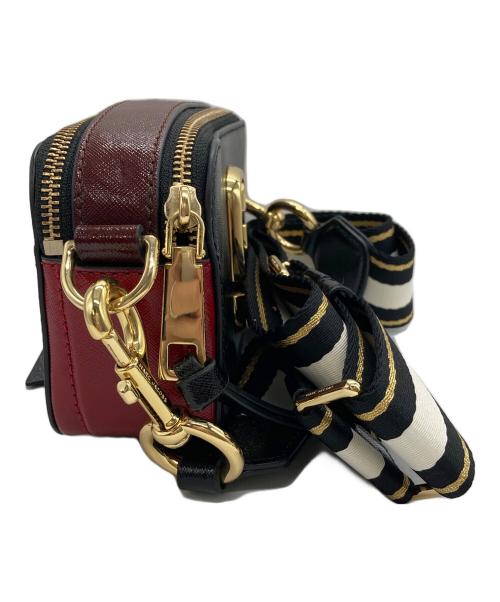 MARC JACOBS（マークジェイコブス）MARC JACOBS (マークジェイコブス) スナップショットショルダーバッグ ブラック×レッドの古着・服飾アイテム
