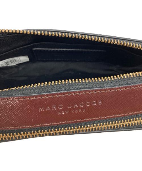 MARC JACOBS（マークジェイコブス）MARC JACOBS (マークジェイコブス) スナップショットショルダーバッグ ブラック×レッドの古着・服飾アイテム