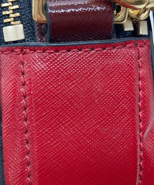 MARC JACOBS（マークジェイコブス）MARC JACOBS (マークジェイコブス) スナップショットショルダーバッグ ブラック×レッドの古着・服飾アイテム