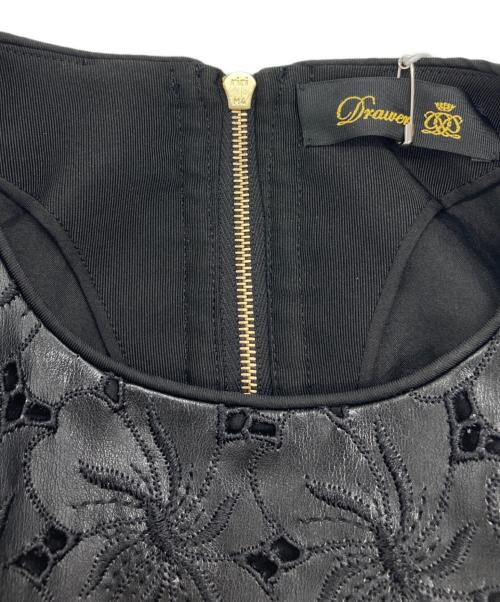 DRAWER（ドゥロワー）Drawer (ドゥロワー) フェイクレザー エンブロイダリーワンピース ブラック サイズ:FREEの古着・服飾アイテム