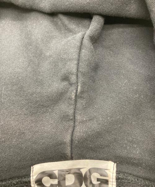 CDG（シーディージー）CDG (シーディージー) 背面プリントジップパーカー ブラック サイズ:XLの古着・服飾アイテム