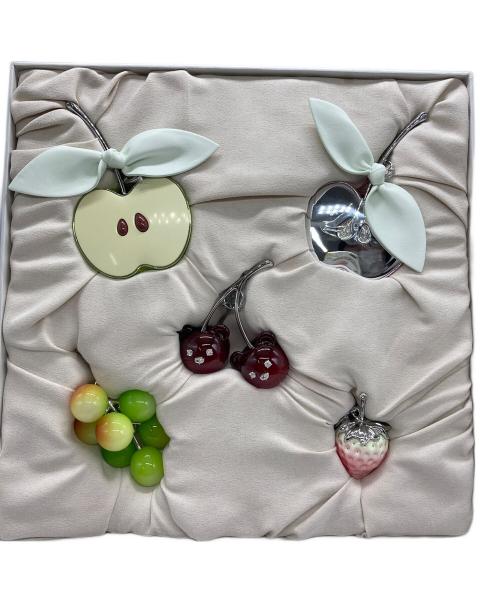 CHARLES & KEITH（チャールズアンドキース）CHARLES & KEITH (チャールズ＆キース) YVMIN ストラッピー タイアラウンドサンダル&フルーツチャームセットストラッピー タイアラウンドサンダル&フルーツチャームセット グリーン サイズ:36の古着・服飾アイテム