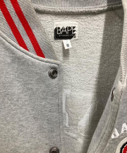 BAPE BY A BATHING APE（ベイプバイアベイシングエイプ）BAPE BY A BATHING APE (ベイプバイアベイシングエイプ) バックマルチロゴスウェットスタジャン グレー サイズ:Sの古着・服飾アイテム