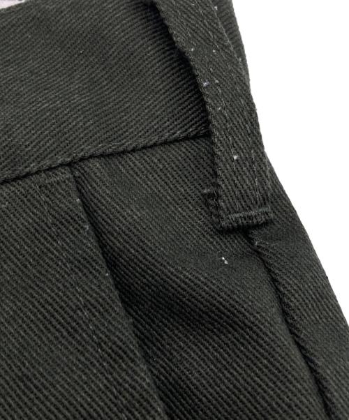 UNIVERSAL OVERALL（ユニバーサルオーバーオール）UNIVERSAL OVERALL (ユニバーサルオーバーオール) JOURNAL STANDARD relume (ジャーナルスタンダード レリューム) ヘリテージライン 別注 2タックトラウザー グリーン サイズ:Mの古着・服飾アイテム