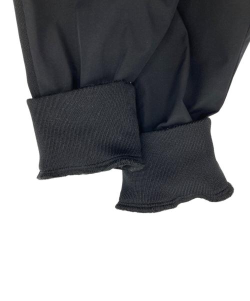 1piu1uguale3（ウノピュウノウグァーレトレ）1piu1uguale3 (ウノピュウノウグァーレトレ) PHENIX (フェニックス) サイドロゴジョガーパンツ ブラック サイズ:Sの古着・服飾アイテム