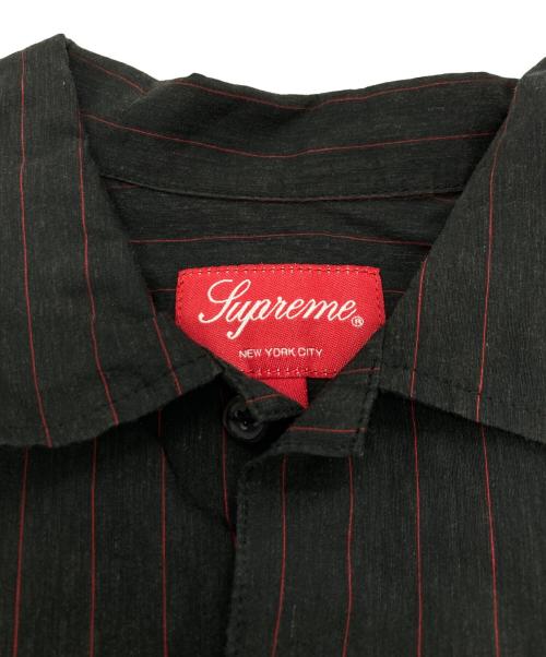 SUPREME（シュプリーム）Supreme (シュプリーム) PINSTRIPE LINEN SHIRT ブラック×レッド サイズ:Sの古着・服飾アイテム