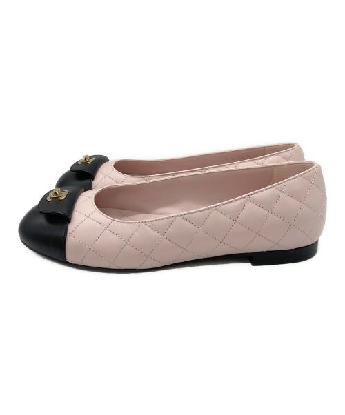 CHANEL（シャネル）CHANEL (シャネル) ココマークターンロックマトラッセフラットシューズ ピンク×ブラック サイズ:37の古着・服飾アイテム