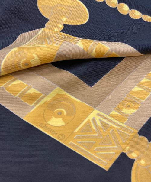 HERMES（エルメス）HERMES (エルメス) カレ90 Eperon d'or 黄金の拍車 シルクスカーフ ブラックの古着・服飾アイテム