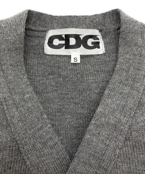 CDG（シーディージー）CDG (シーディージー) PATCH V-NECK SCHOOL CARDIGAN グレー サイズ:Sの古着・服飾アイテム