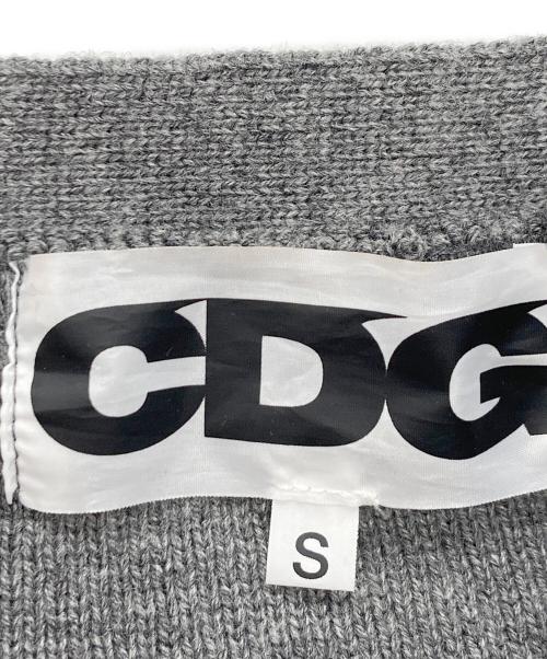 CDG（シーディージー）CDG (シーディージー) PATCH V-NECK SCHOOL CARDIGAN グレー サイズ:Sの古着・服飾アイテム