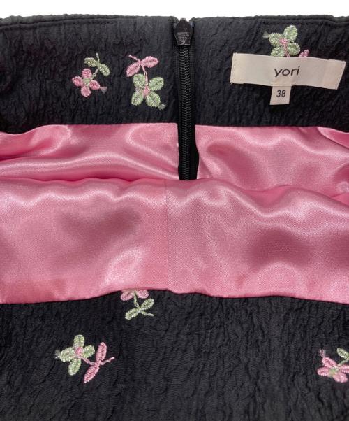 YORI（ヨリ）yori (ヨリ) フクレ刺繍ジャガードスカート ブラック サイズ:38 未使用品の古着・服飾アイテム