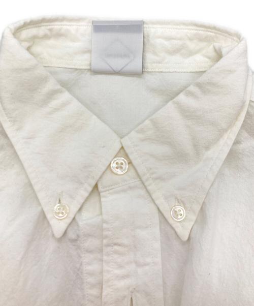 F.C.R.B.（エフシーレアルブリストル）F.C.R.B. (エフシーレアルブリストル) COOLMAX B.D SHIRT ホワイト サイズ:Lの古着・服飾アイテム