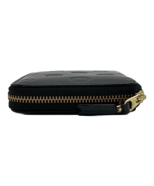 COMME des GARCONS（コムデギャルソン）COMME des GARCONS (コムデギャルソン) ドットエンボス2つ折り財布 ブラックの古着・服飾アイテム