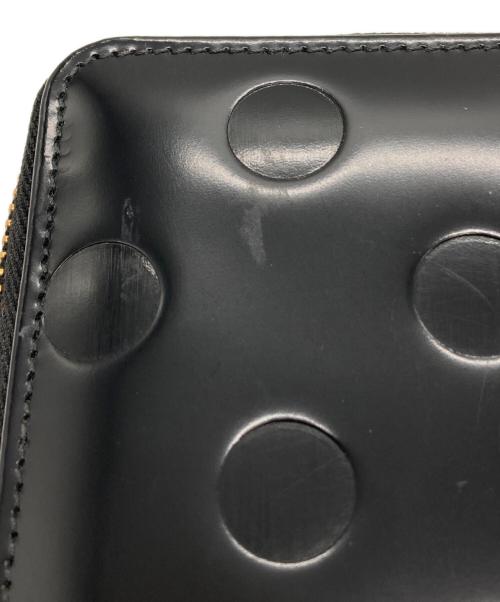 COMME des GARCONS（コムデギャルソン）COMME des GARCONS (コムデギャルソン) ドットエンボス2つ折り財布 ブラックの古着・服飾アイテム