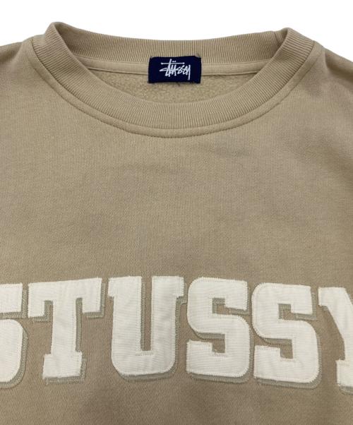 stussy（ステューシー）stussy (ステューシー) ワッペンロゴクルーネックスウェット ベージュ サイズ:不明の古着・服飾アイテム