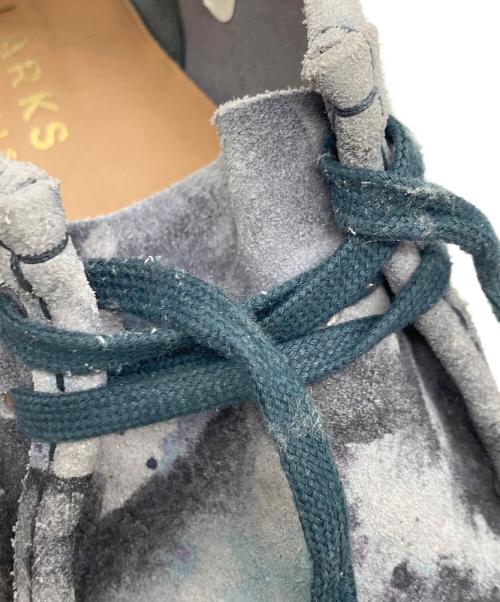 CLARKS（クラークス）CLARKS (クラークス) ブルーカモ チャッカブーツ グレー サイズ:27cmの古着・服飾アイテム