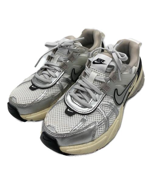 NIKE（ナイキ）NIKE (ナイキ) V2K RUN ホワイト×シルバー サイズ:23の古着・服飾アイテム
