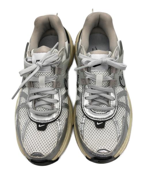 NIKE（ナイキ）NIKE (ナイキ) V2K RUN ホワイト×シルバー サイズ:23の古着・服飾アイテム