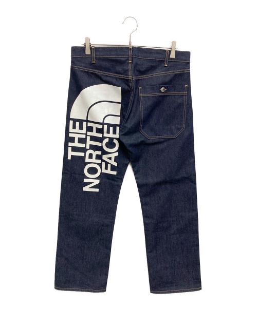 THE NORTH FACE（ザ ノース フェイス）THE NORTH FACE (ザ ノース フェイス) COMME des GARCONS JUNYA WATANABE MAN (コムデギャルソンジュンヤワタナベマン) バックロゴ プリント デニムパンツ インディゴ サイズ:M 未使用品の古着・服飾アイテム