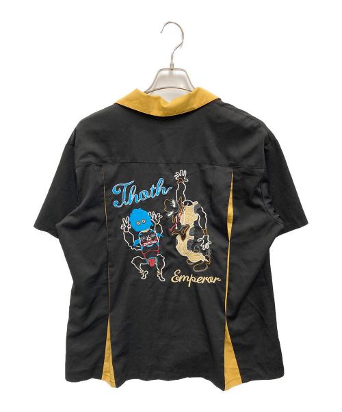 glamb（グラム）glamb (グラム) ジョジョの奇妙な冒険 (ジョジョノキミョウナボウケン) Hol Horse ＆ Boingo Shirt ブラック サイズ:Mの古着・服飾アイテム