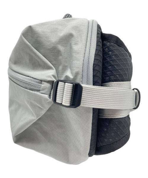 on（オン）On (オン) Sling Pack 9L グレーの古着・服飾アイテム