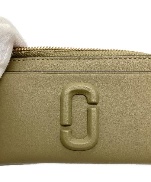 MARC JACOBS（マークジェイコブス）MARC JACOBS (マークジェイコブス) カバード Jマーク フラグメントケース カーキの古着・服飾アイテム