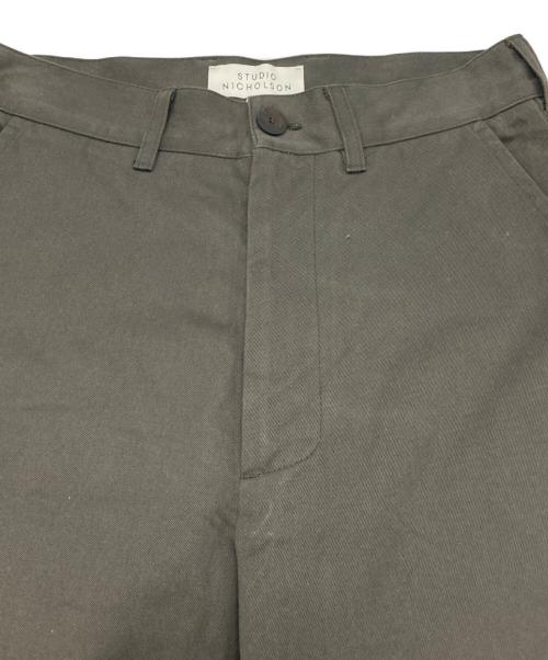 STUDIO NICHOLSON（スタジオ ニコルソン）STUDIO NICHOLSON (スタジオ ニコルソン) TWILL FLAT FRONT TAPERED PANT オリーブ サイズ:XSの古着・服飾アイテム
