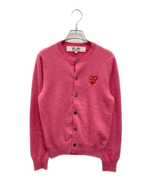 PLAY COMME des GARCONS（プレイコムデギャルソン）PLAY COMME des GARCONS (プレイコムデギャルソン) Round Neck Cardigan With Red Layered Emblem ピンク サイズ:XSの古着・服飾アイテム