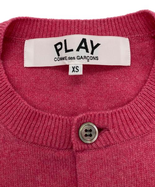 PLAY COMME des GARCONS（プレイコムデギャルソン）PLAY COMME des GARCONS (プレイコムデギャルソン) Round Neck Cardigan With Red Layered Emblem ピンク サイズ:XSの古着・服飾アイテム