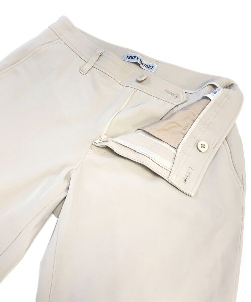 ISSEY MIYAKE（イッセイミヤケ）ISSEY MIYAKE (イッセイミヤケ) テーパードパンツ ベージュ サイズ:2表記の古着・服飾アイテム