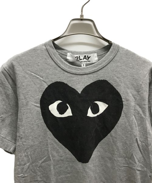 PLAY COMME des GARCONS（プレイコムデギャルソン）PLAY COMME des GARCONS (プレイ コムデギャルソン) Tシャツ ライトグレー サイズ:Sの古着・服飾アイテム