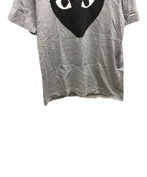 PLAY COMME des GARCONS（プレイコムデギャルソン）PLAY COMME des GARCONS (プレイ コムデギャルソン) Tシャツ ライトグレー サイズ:Sの古着・服飾アイテム