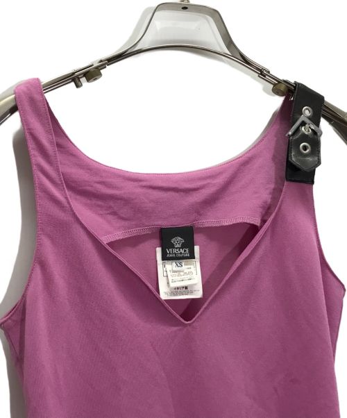 VERSACE JEANS COUTURE（ヴェルサーチ ジーンズクチュール）VERSACE JEANS COUTURE (ヴェルサーチ ジーンズクチュール) ノースリーブカットソー ピンク サイズ:XSの古着・服飾アイテム
