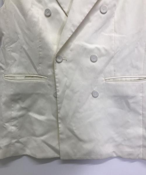 FRAY ID（フレイ アイディー）FRAY ID (フレイ アイディー) ピークドラペルスリーブレスジャケット ホワイトの古着・服飾アイテム